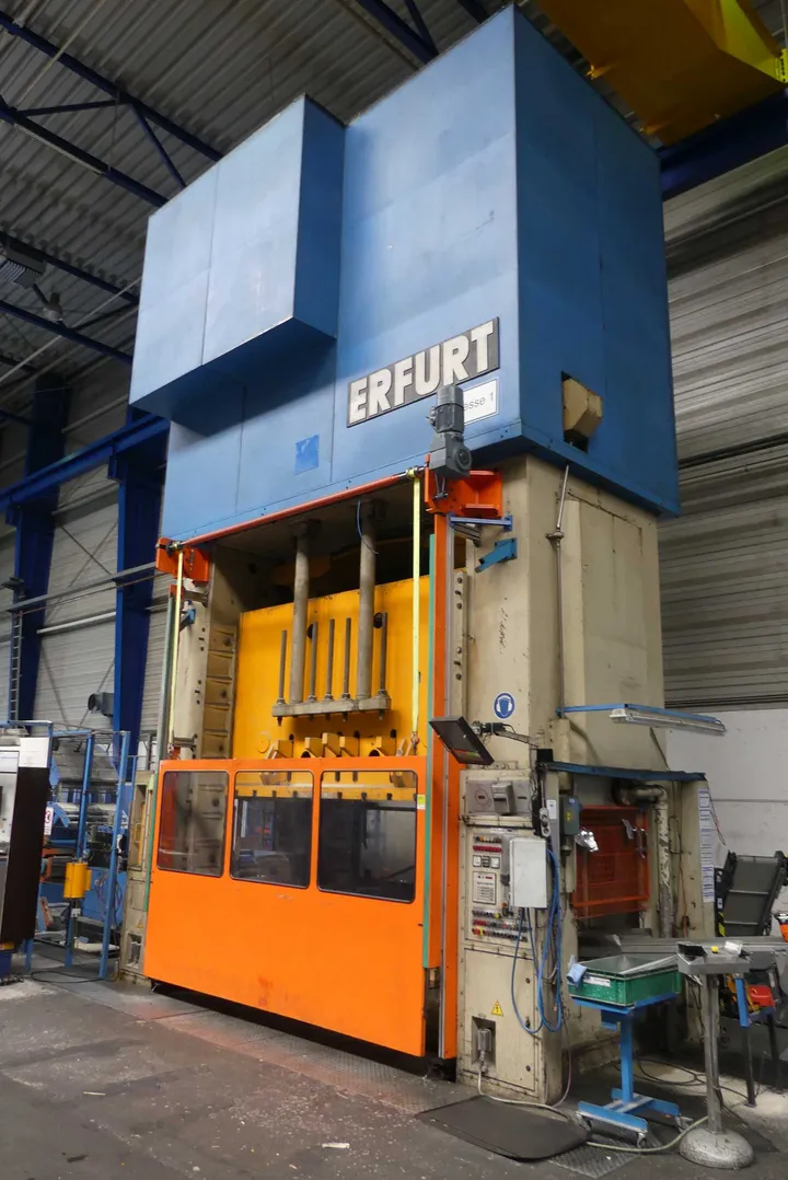 Presslinie mit ERFURT Presse Typ: PKZZI 800.1/3150x1600/500E sowie Walzenvorschub/Materialdurchförderer und Richteinrichtung Presskraft 8.000kN